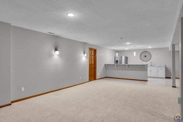 325 SW Whitehall LN, Topeka, KS 66606