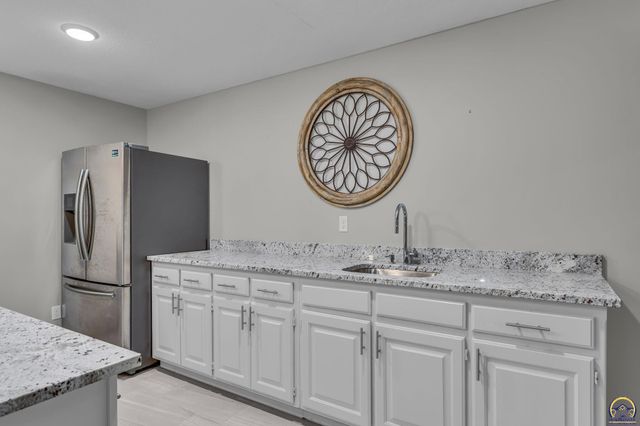 325 SW Whitehall LN, Topeka, KS 66606