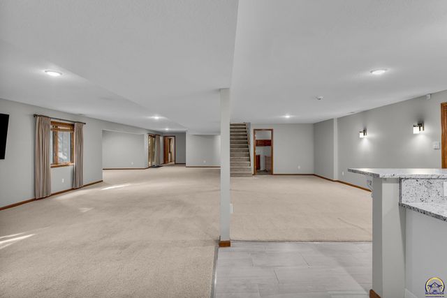 325 SW Whitehall LN, Topeka, KS 66606