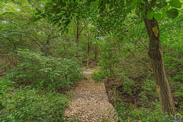 325 SW Whitehall LN, Topeka, KS 66606