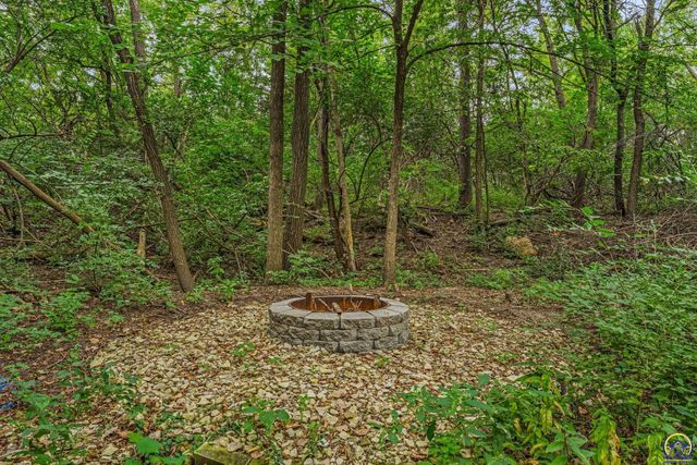 325 SW Whitehall LN, Topeka, KS 66606