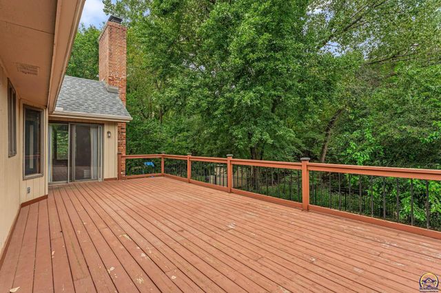 325 SW Whitehall LN, Topeka, KS 66606