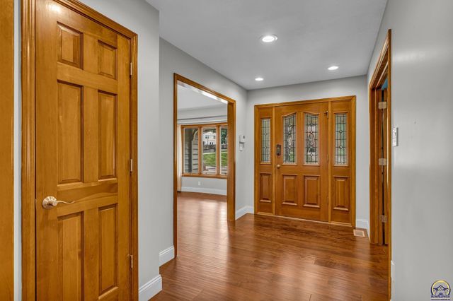 325 SW Whitehall LN, Topeka, KS 66606