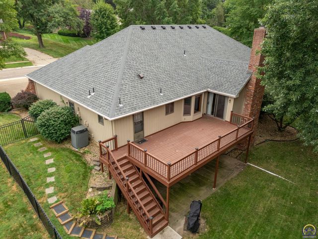 325 SW Whitehall LN, Topeka, KS 66606
