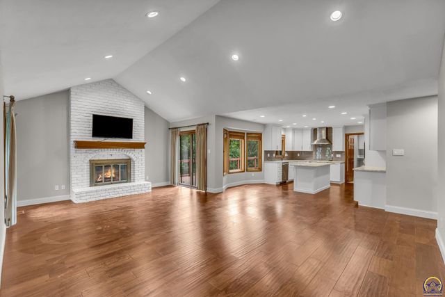 325 SW Whitehall LN, Topeka, KS 66606