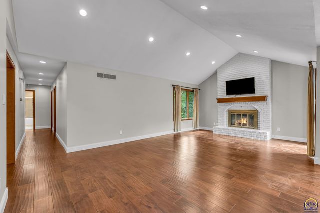 325 SW Whitehall LN, Topeka, KS 66606