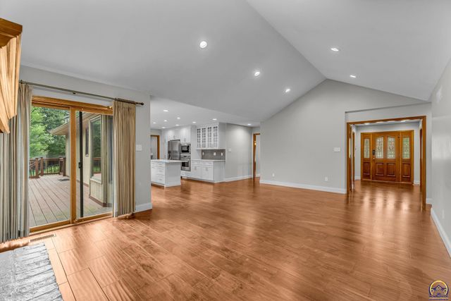 325 SW Whitehall LN, Topeka, KS 66606