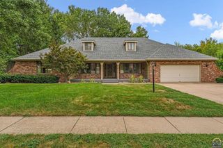 325 SW Whitehall LN, Topeka, KS 66606