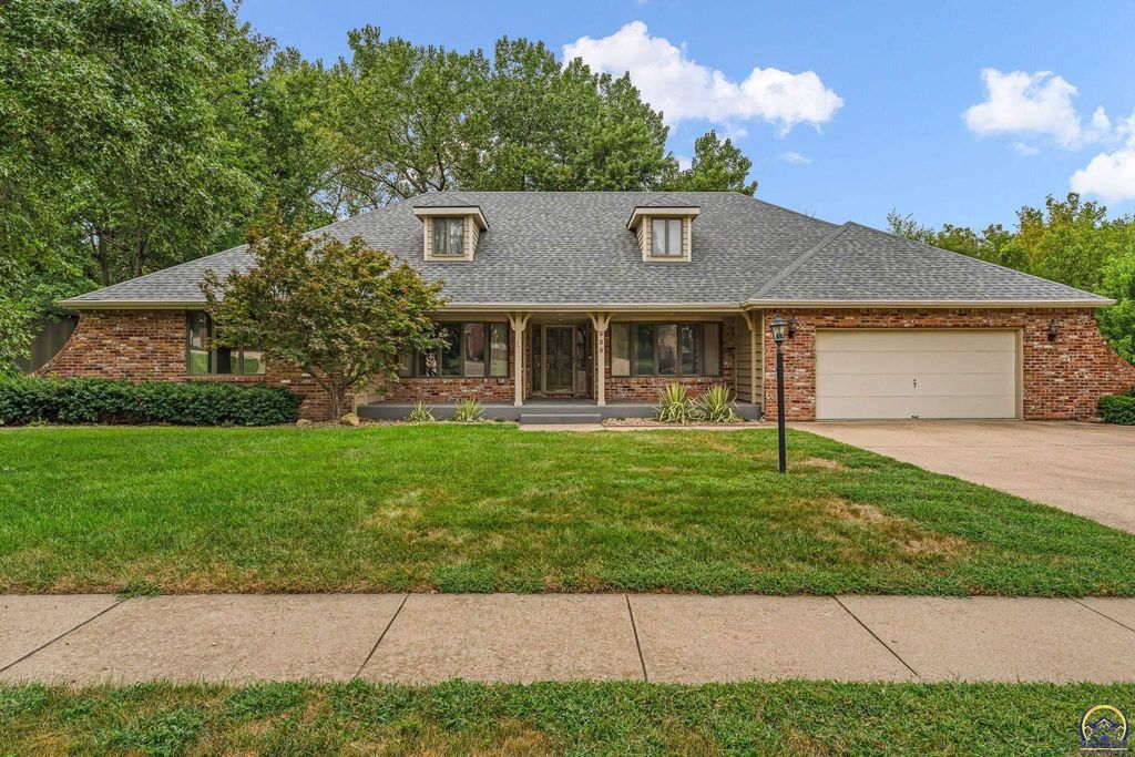 325 SW Whitehall LN, Topeka, KS 66606