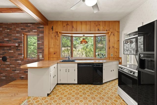 41 Pine Grove Ave, Sharon, MA 02067