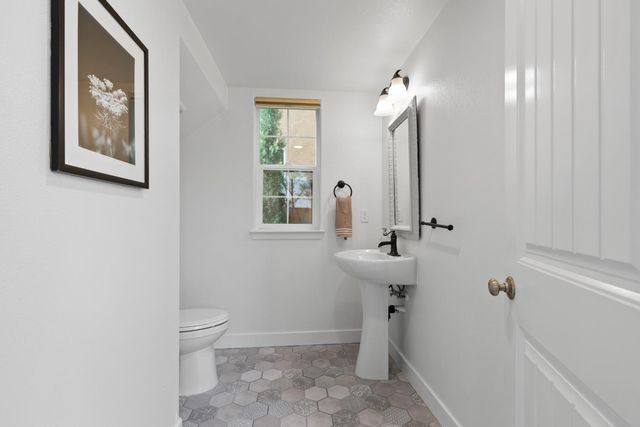 3073 Crocker Dr, Sacramento, CA 95818