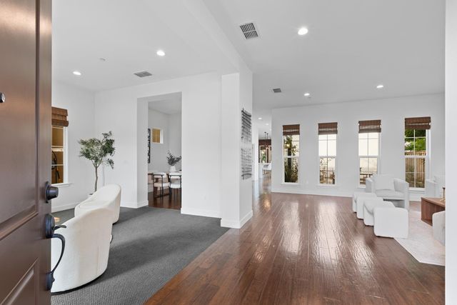 3073 Crocker Dr, Sacramento, CA 95818