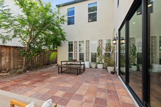3073 Crocker Dr, Sacramento, CA 95818