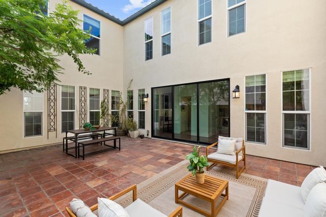 3073 Crocker Dr, Sacramento, CA 95818