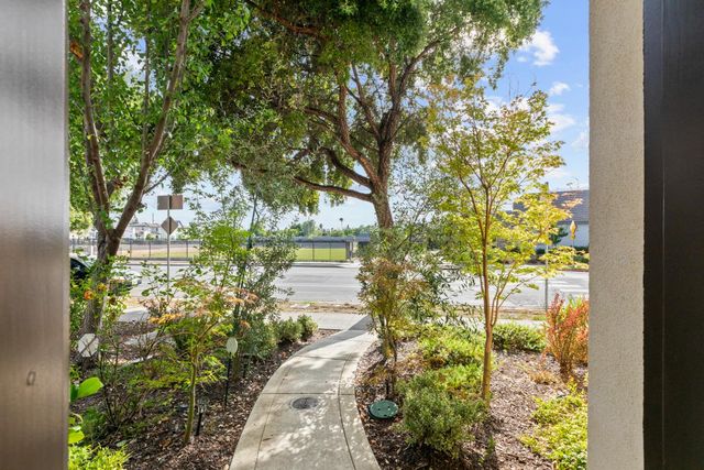 3073 Crocker Dr, Sacramento, CA 95818