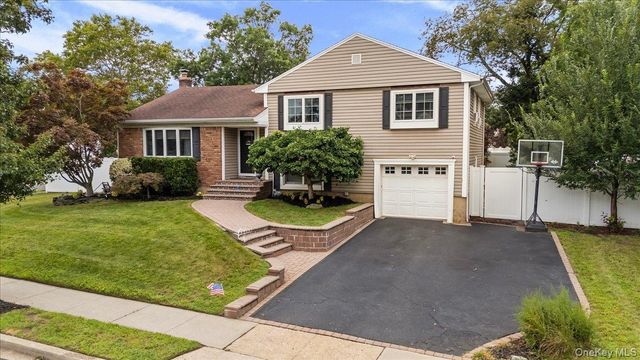 15 Eleanor Road, Plainview, NY 11803