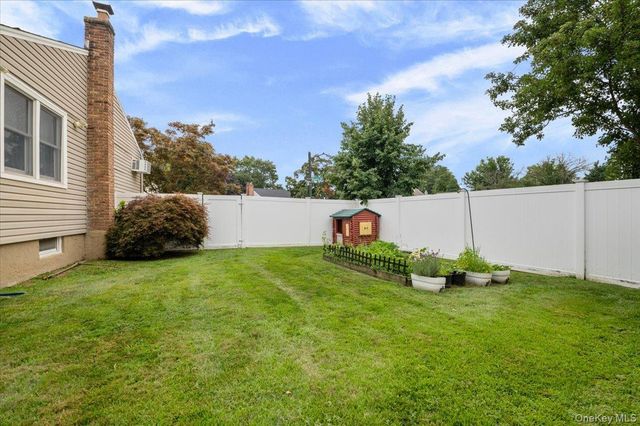 15 Eleanor Road, Plainview, NY 11803