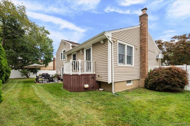 15 Eleanor Road, Plainview, NY 11803