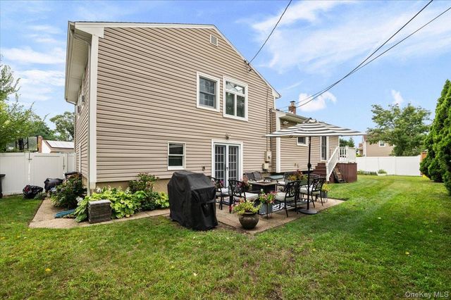 15 Eleanor Road, Plainview, NY 11803