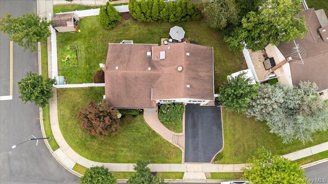 15 Eleanor Road, Plainview, NY 11803