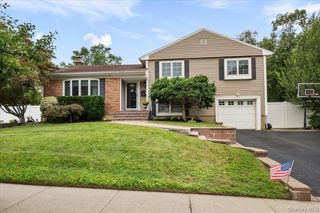15 Eleanor Road, Plainview, NY 11803