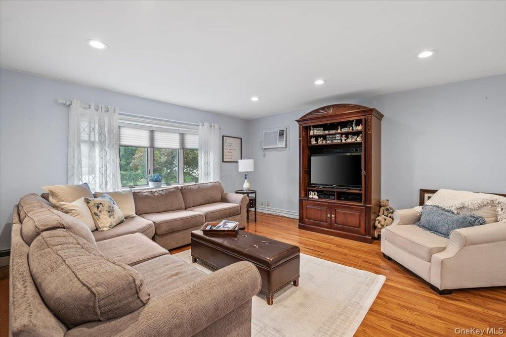 15 Eleanor Road, Plainview, NY 11803 — photo 4