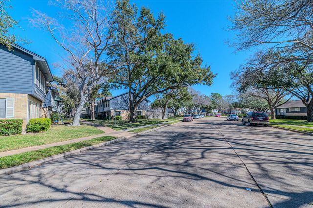 10010 Knoboak Drive 33, Houston, TX 77080