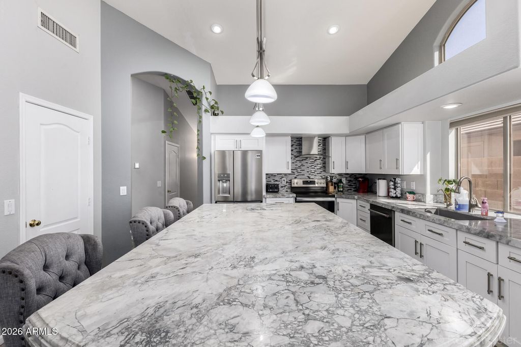 Image 11 of property listing at 891 E GAIL Drive, Gilbert, AZ 85296