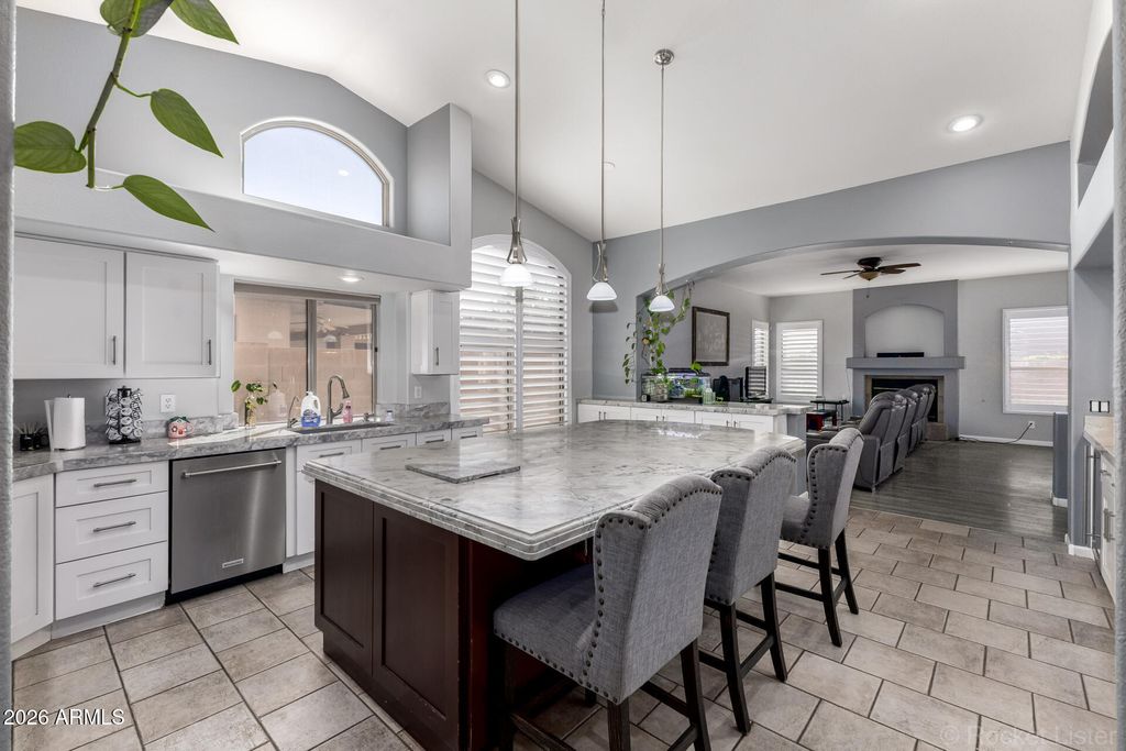 Image 13 of property listing at 891 E GAIL Drive, Gilbert, AZ 85296