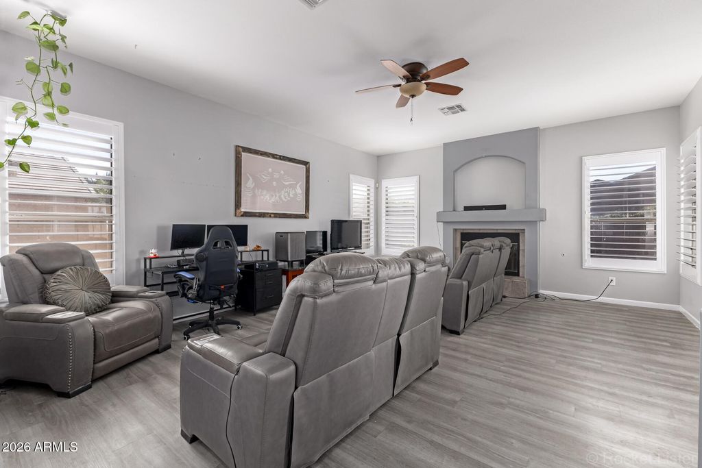 Image 14 of property listing at 891 E GAIL Drive, Gilbert, AZ 85296