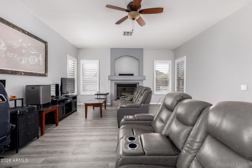 Image 15 of property listing at 891 E GAIL Drive, Gilbert, AZ 85296