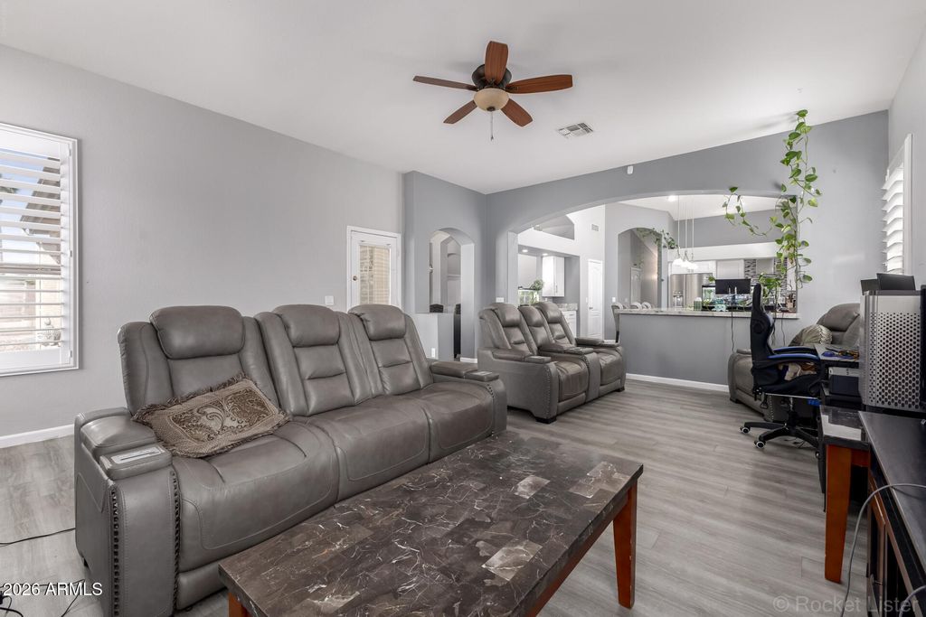 Image 16 of property listing at 891 E GAIL Drive, Gilbert, AZ 85296