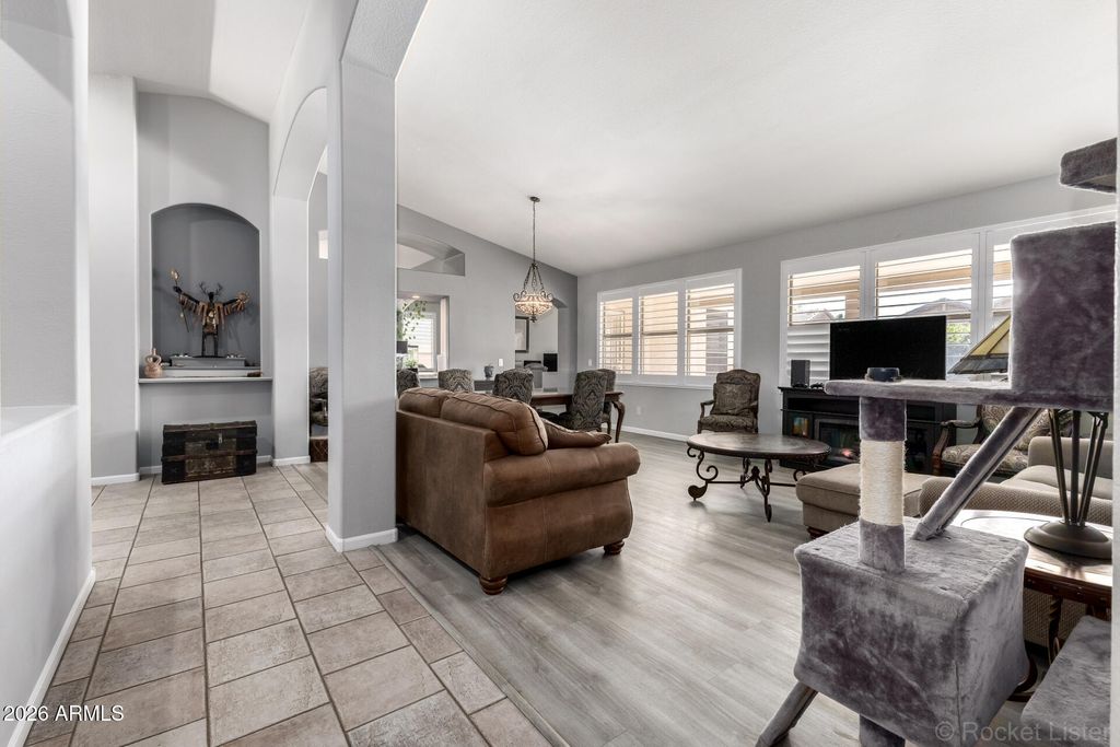 Image 5 of property listing at 891 E GAIL Drive, Gilbert, AZ 85296