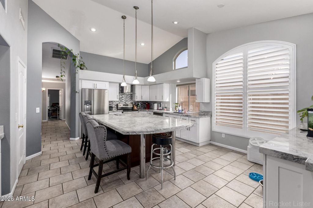 Image 9 of property listing at 891 E GAIL Drive, Gilbert, AZ 85296