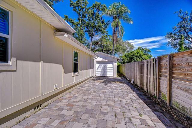 1013 W BERRY AVENUE, Tampa, FL 33603