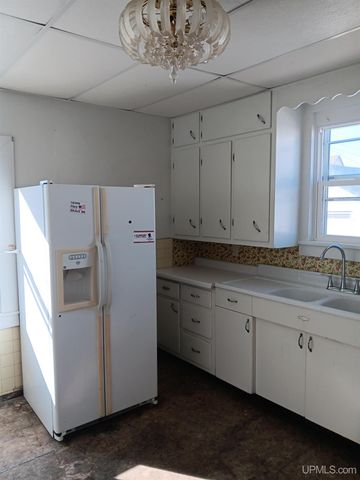 911 S 4th Avenue, Escanaba, MI 49829