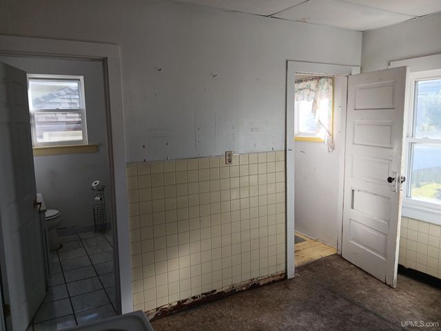 911 S 4th Avenue, Escanaba, MI 49829