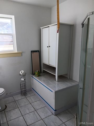 911 S 4th Avenue, Escanaba, MI 49829