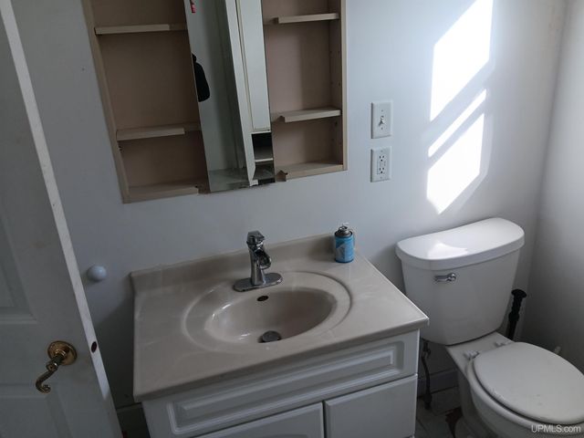 911 S 4th Avenue, Escanaba, MI 49829