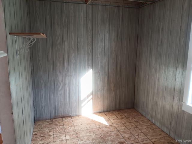 911 S 4th Avenue, Escanaba, MI 49829