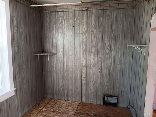 911 S 4th Avenue, Escanaba, MI 49829