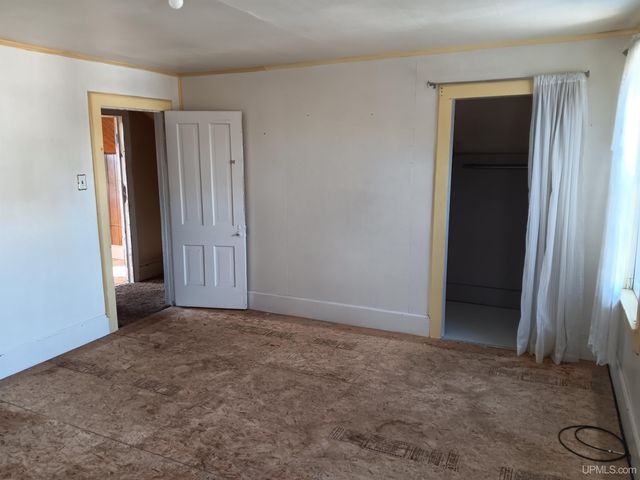 911 S 4th Avenue, Escanaba, MI 49829