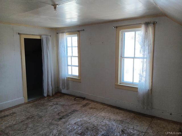 911 S 4th Avenue, Escanaba, MI 49829