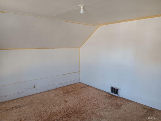 911 S 4th Avenue, Escanaba, MI 49829