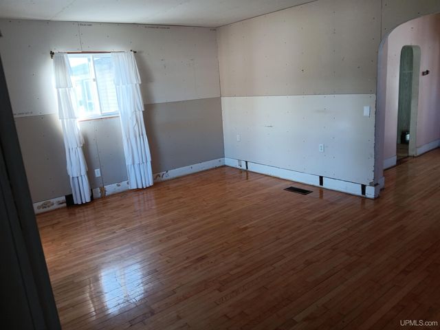 911 S 4th Avenue, Escanaba, MI 49829