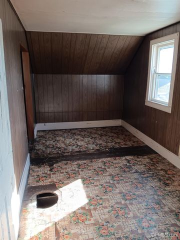 911 S 4th Avenue, Escanaba, MI 49829