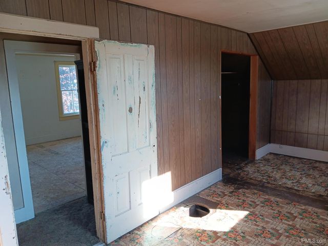 911 S 4th Avenue, Escanaba, MI 49829