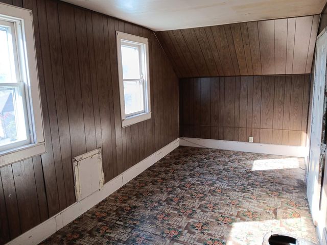 911 S 4th Avenue, Escanaba, MI 49829