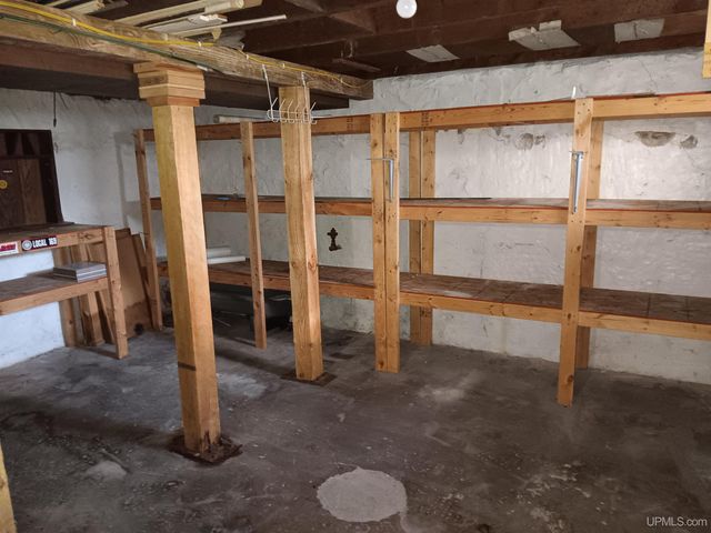 911 S 4th Avenue, Escanaba, MI 49829