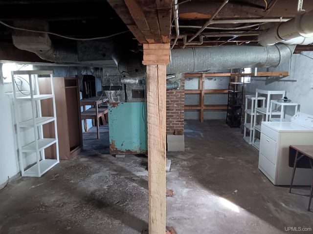 911 S 4th Avenue, Escanaba, MI 49829